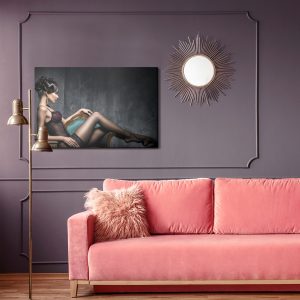 Peinture sur toile Femme Sur Le Canapé En Lingerie Vintage – Image 4