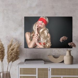 Peinture sur toile Une Femme Avec Un Bandeau Sur Les Yeux – Image 3
