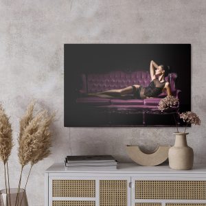 Peinture sur toile Femme Dans Une Pose Sensuelle Sur Le Canapé – Image 3