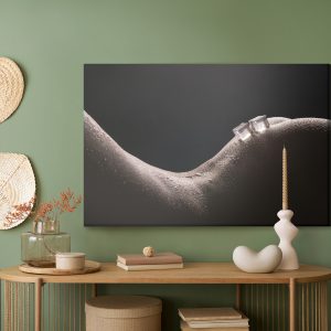 Peinture sur toile Femme Dans Une Pose Sensuelle Avec Des Glaçons – Image 5