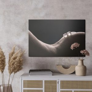 Peinture sur toile Femme Dans Une Pose Sensuelle Avec Des Glaçons – Image 3