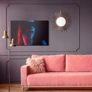 Peinture sur toile Une Femme À La Lumière Des Lampes Colorées – Image 4