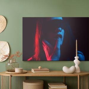 Peinture sur toile Une Femme À La Lumière Des Lampes Colorées – Image 5