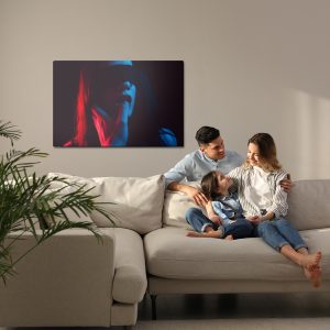 Peinture sur toile Une Femme À La Lumière Des Lampes Colorées – Image 7
