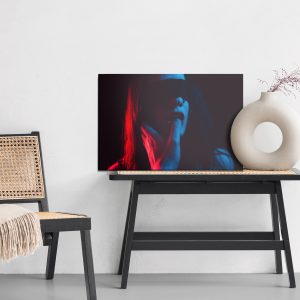 Peinture sur toile Une Femme À La Lumière Des Lampes Colorées – Image 6