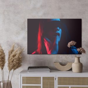 Peinture sur toile Une Femme À La Lumière Des Lampes Colorées – Image 3