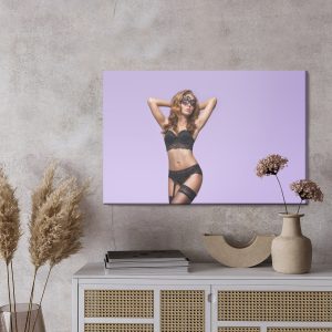 Peinture sur toile Une Femme Dans Un Masque Et Une Lingerie Sexy – Image 3