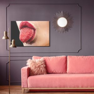 Peinture sur toile Une Femme Avec Une Fraise Dans La Bouche – Image 4