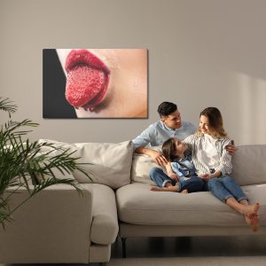 Peinture sur toile Une Femme Avec Une Fraise Dans La Bouche – Image 7