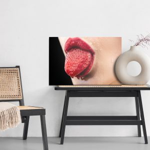 Peinture sur toile Une Femme Avec Une Fraise Dans La Bouche – Image 6