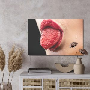 Peinture sur toile Une Femme Avec Une Fraise Dans La Bouche – Image 3