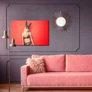Peinture sur toile Femme En Costume De Lapin – Image 4