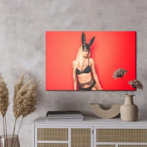 Peinture sur toile Femme En Costume De Lapin – Image 3