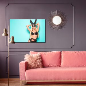 Peinture sur toile Femme En Costume De Lapin Sur Fond Bleu – Image 4