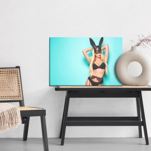 Peinture sur toile Femme En Costume De Lapin Sur Fond Bleu – Image 6