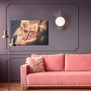 Peinture sur toile Croix Sur Les Mains – Image 4