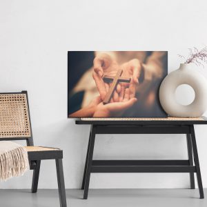 Peinture sur toile Croix Sur Les Mains – Image 6