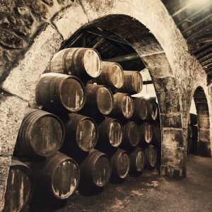 Peinture sur toile Des Tonneaux De Vin Dans Une Ancienne Cave Rétro – Image 1