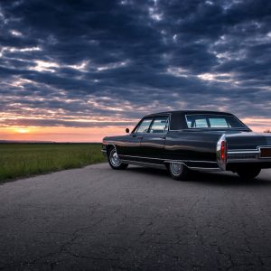 Peinture sur toile Voiture Et Nuages ​​Au Coucher Du Soleil – Image 1
