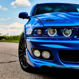 Peinture sur toile Voiture Bleue Sportive Et Nature – Image 1