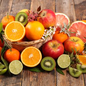 Peinture sur toile Une Corbeille De Fruits D'été – Image 1
