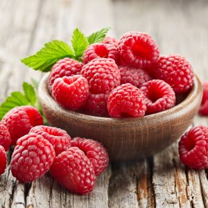 Peinture sur toile Framboises Fraîches Sur Table En Bois – Image 1