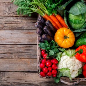 Peinture sur toile Panier De Légumes Sur La Table – Image 1