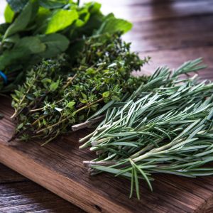 Peinture sur toile Paquets D'herbes Sur Une Planche De Bois – Image 1